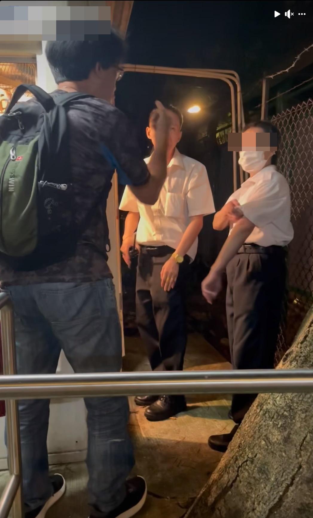 勸諌開閘的街坊與女保安互罵。(網片截圖)