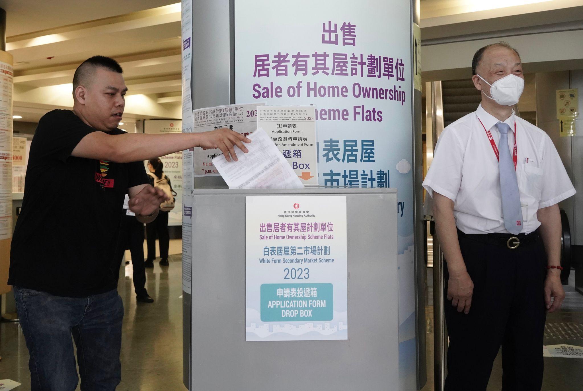 居屋2023|新一期居屋及「白居二」今起接受申請,不少市民在樂富房委會早上8時開門前已經到場排隊領取表格及交表。(陳國峰攝)