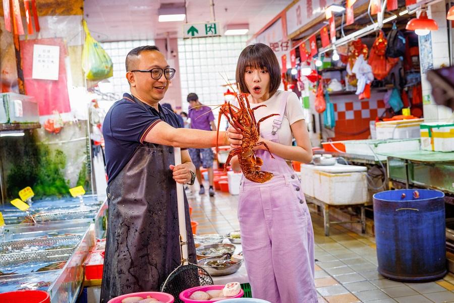 林明禎往鴨脷洲街市及熟食市場,一嘗即買即煮即吃的新鮮海鮮,被生猛龍蝦嚇一跳。
