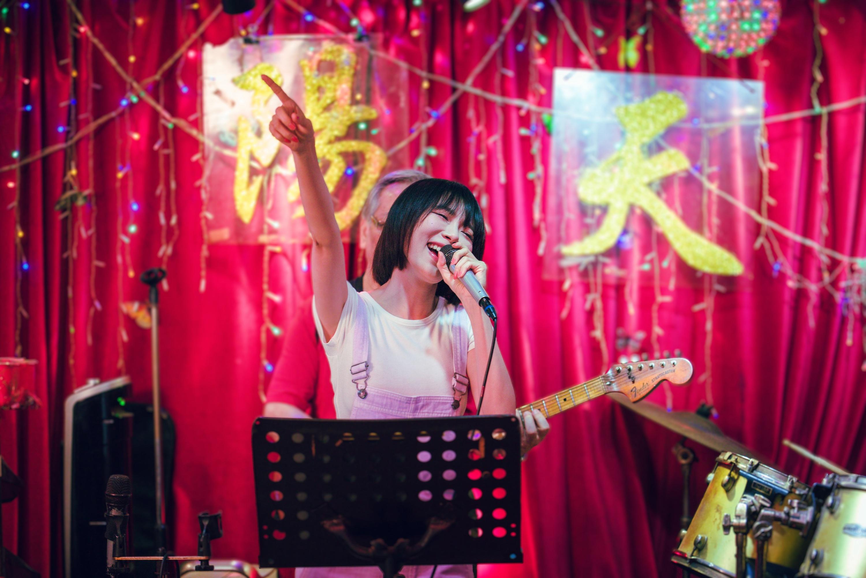 林明禎前往油麻地歌廳,興之所致拿起咪高峰高歌《我願意》。