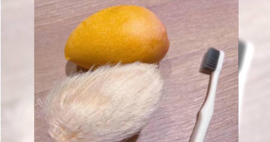 先準備好芒果及牙刷。