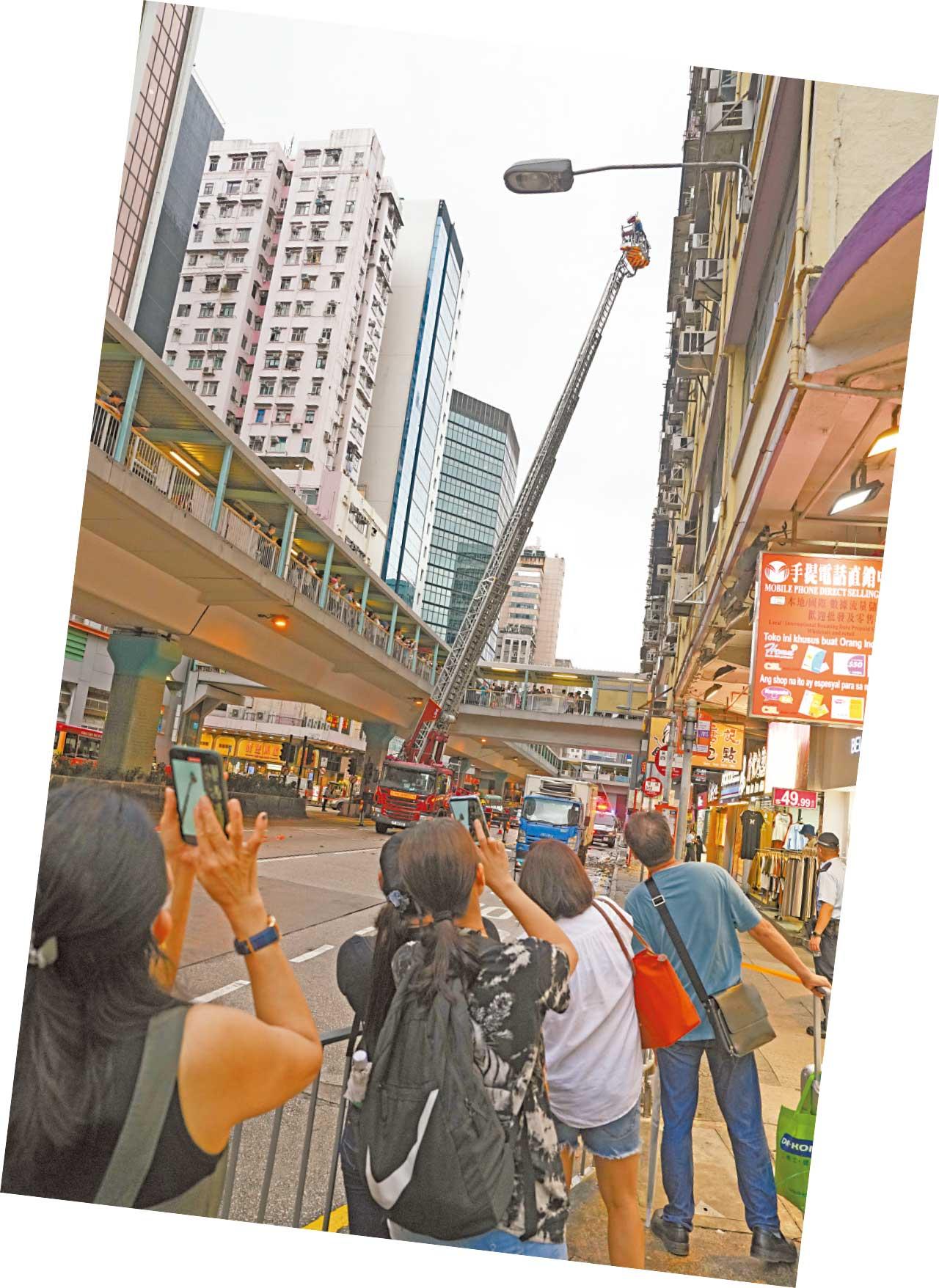 旺角道石屎脫落