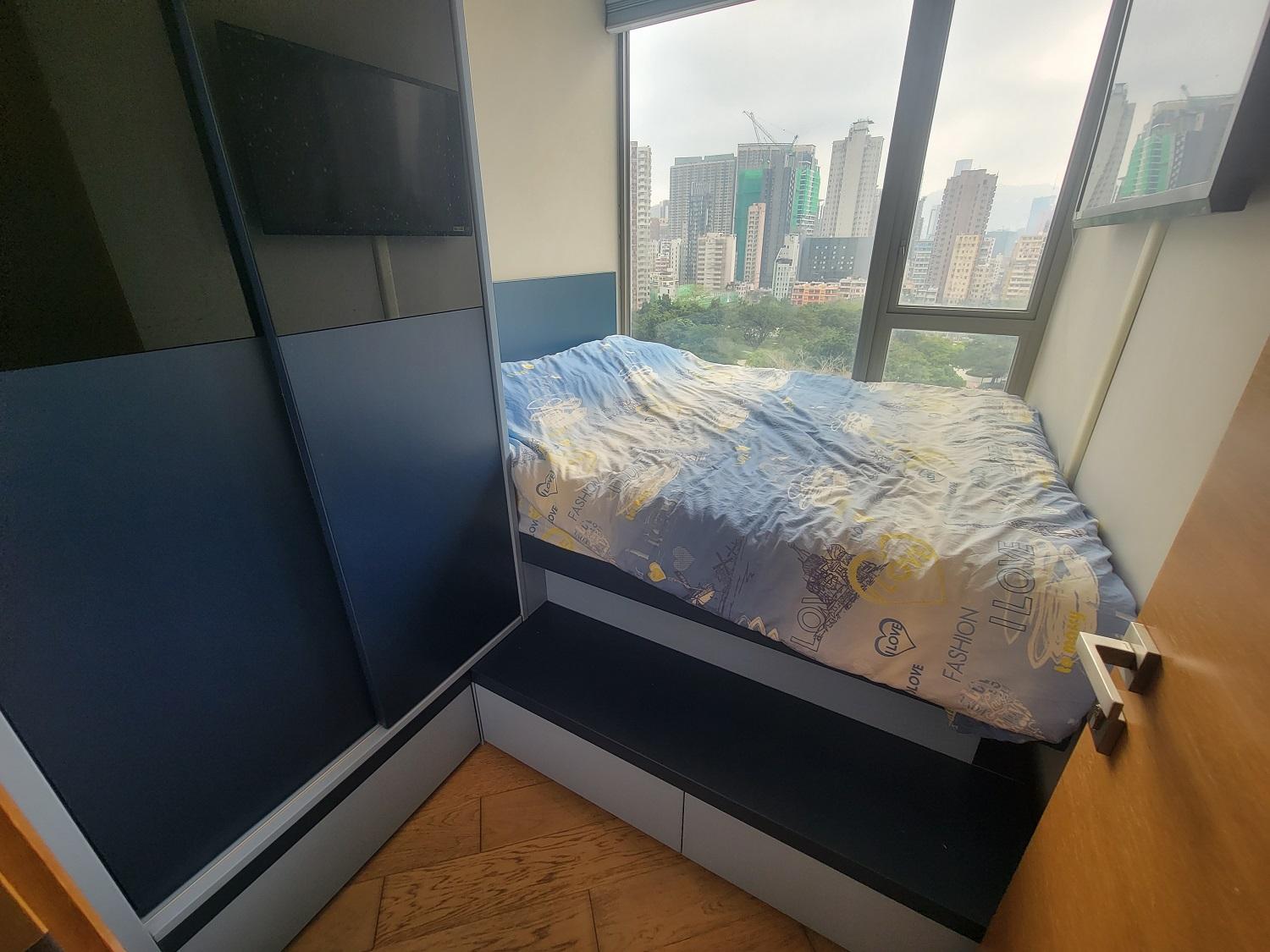 其中一間睡房設有地台及大衣櫃,十分實用。