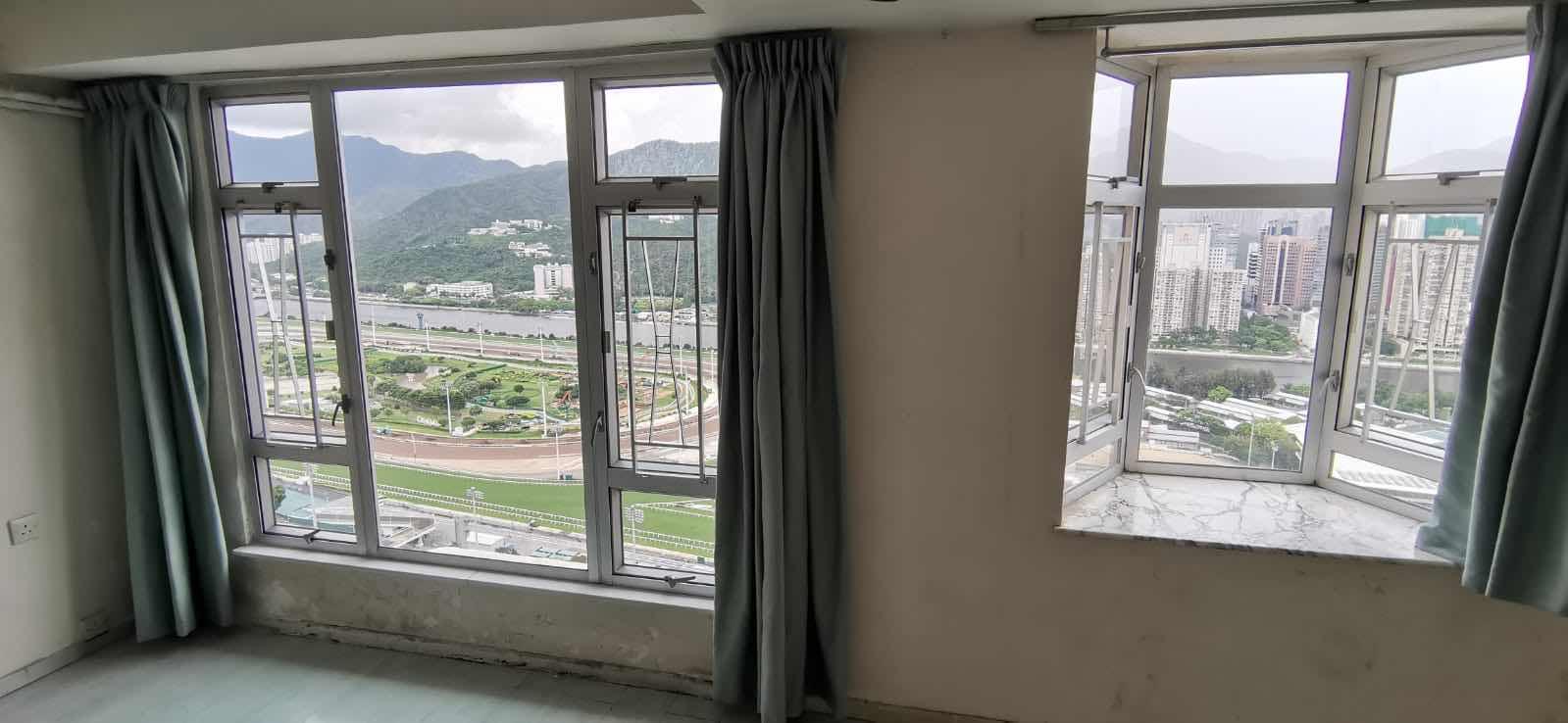 闊大窗戶大大提升室內採光度,同時亦方便欣賞窗外迷人的馬場及城門河景色。