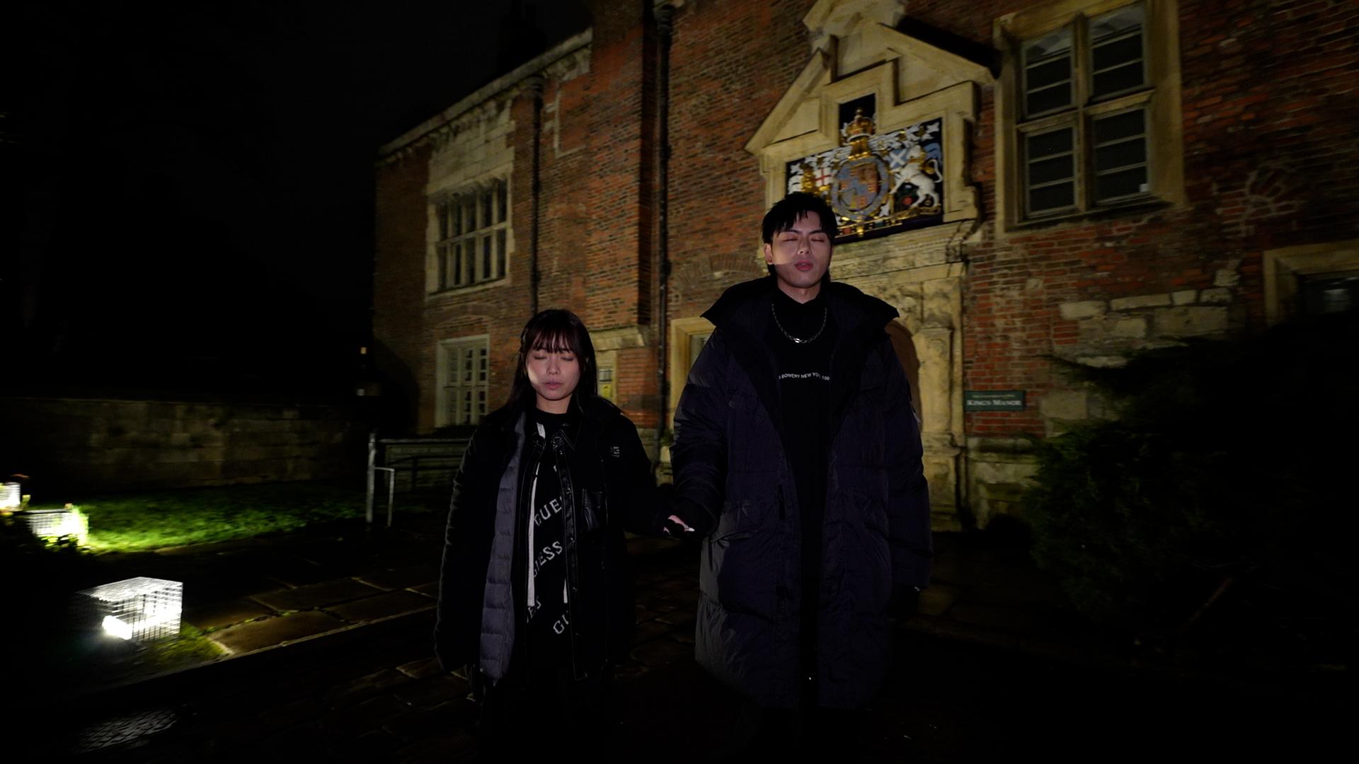 193與Ash帶齊靈探道具直闖奇靈厄姆城堡,嚇到大叫。