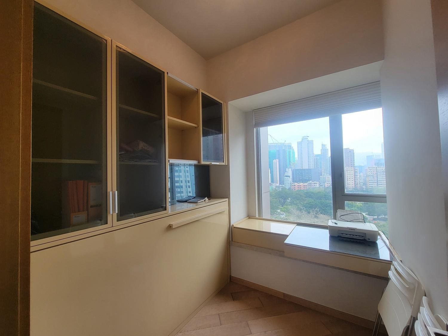 用作書房的房間,光猛開揚。