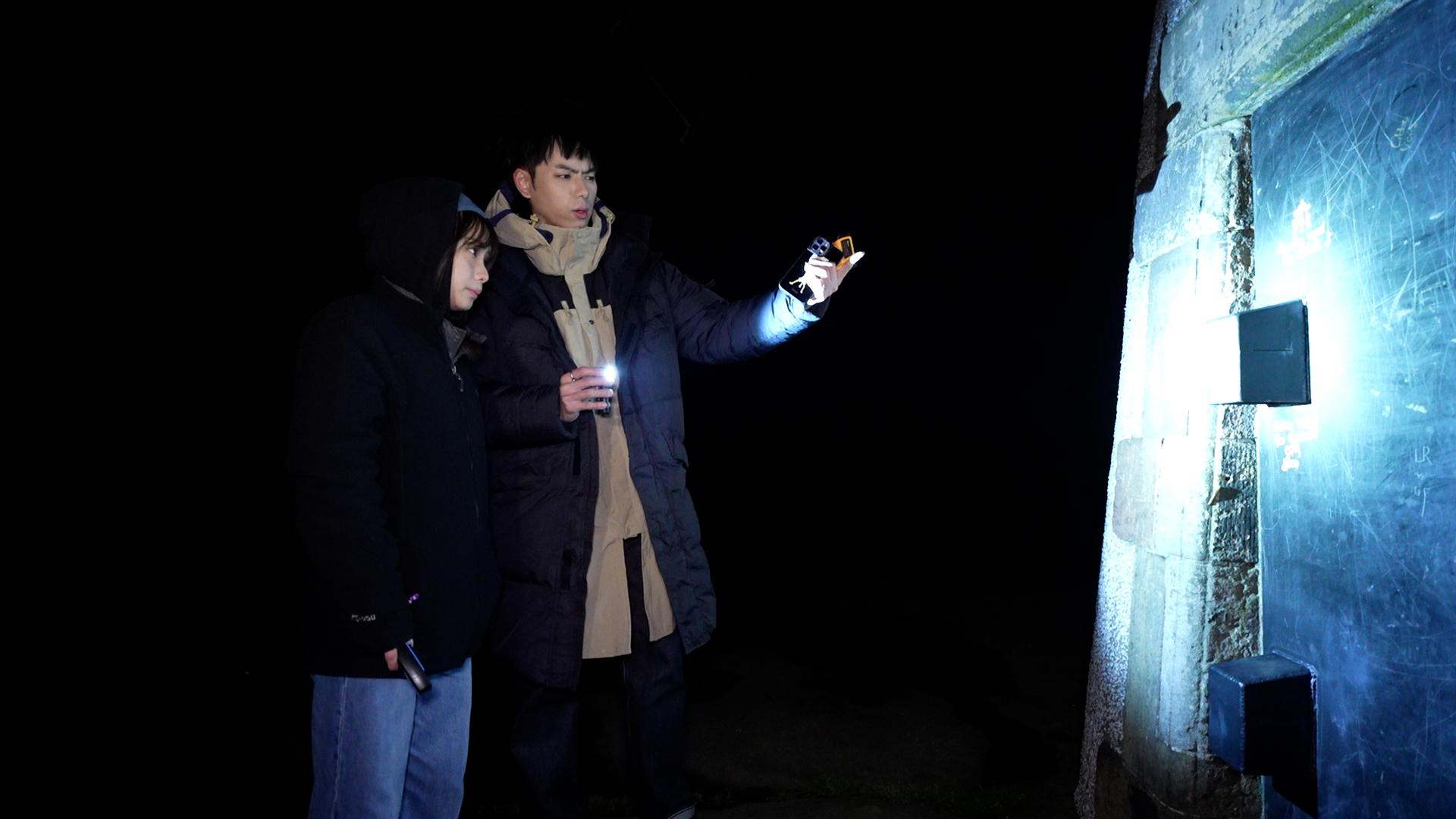 193與Ash帶齊靈探道具直闖奇靈厄姆城堡,嚇到大叫。