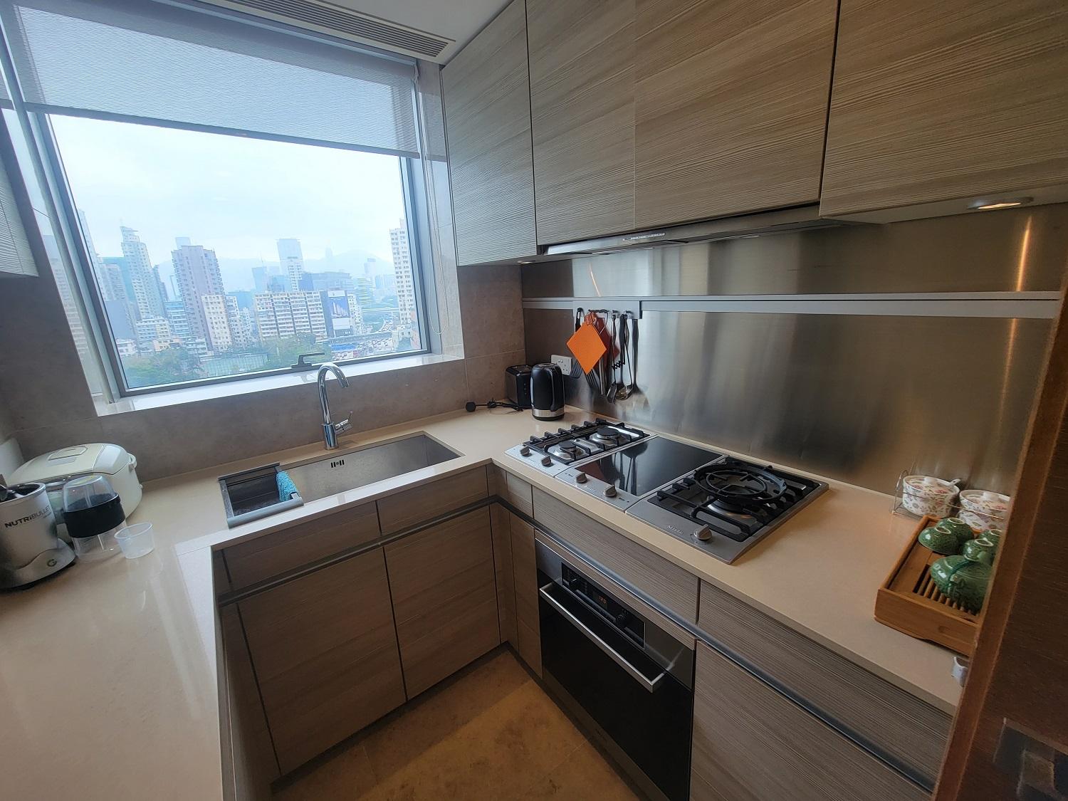 廚房配套齊全,附設大窗,亦享開揚市景。
