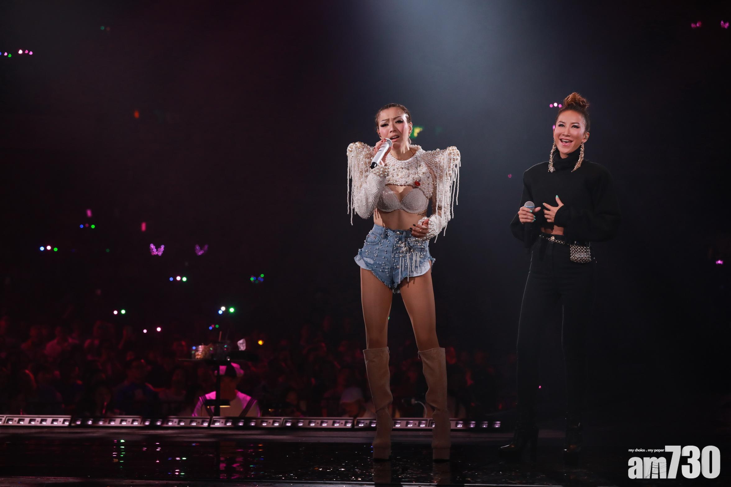 歌手李玟CoCo與鄭秀文合唱,但已成絕唱。(資料圖片)