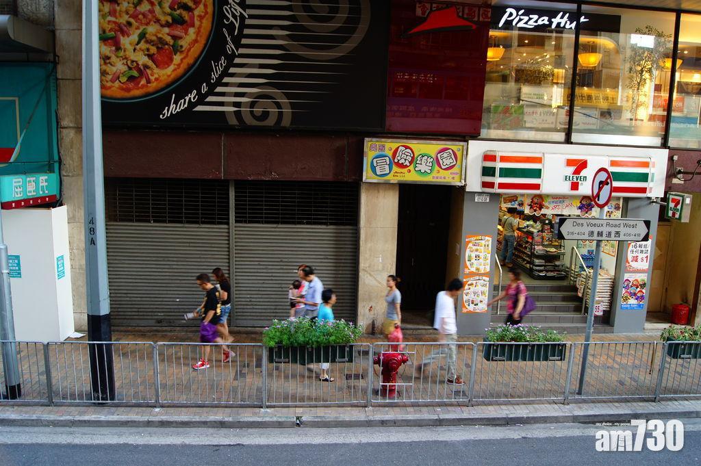 圖為原定屈地站其中一個出口的創業商場,該位置一直丟空至今。(圖片來源: wikipedia)