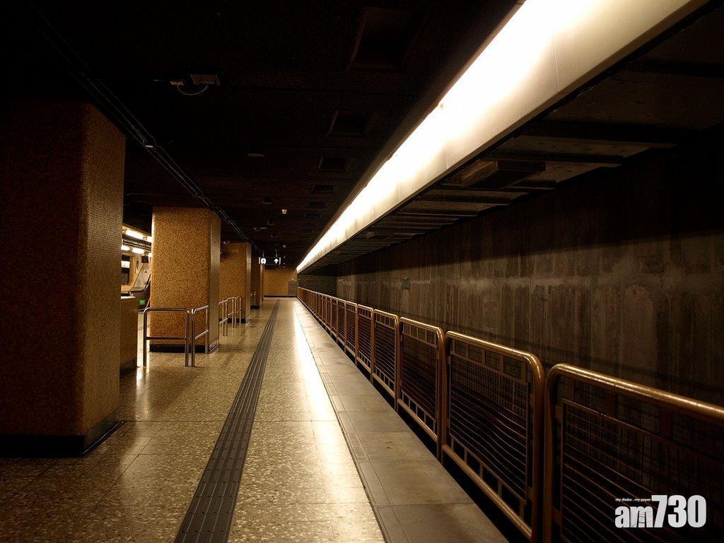 以前的上環站月台末端,有一部分被團欄封住。(圖片來源: mapio.net)