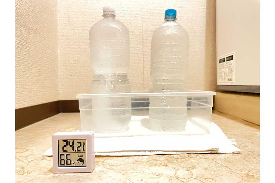 大暑|日本室內降溫實驗開始一小時後:由於溫度與濕度均無變化,工作人員開始用電風扇對著膠樽吹,其後氣溫稍降至24.2°C,濕度升至66%。