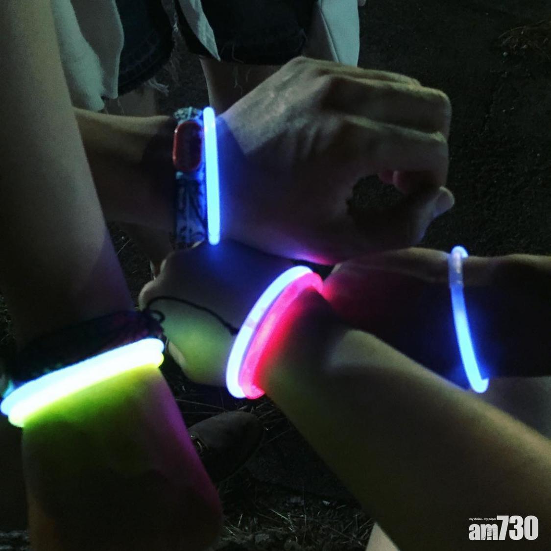 小時候中秋節時,總會將螢光棒掛在身上。