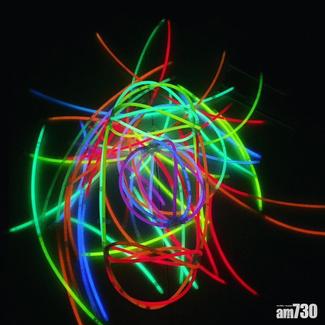 不過螢光棒會造成環保問題,還是可免則免。