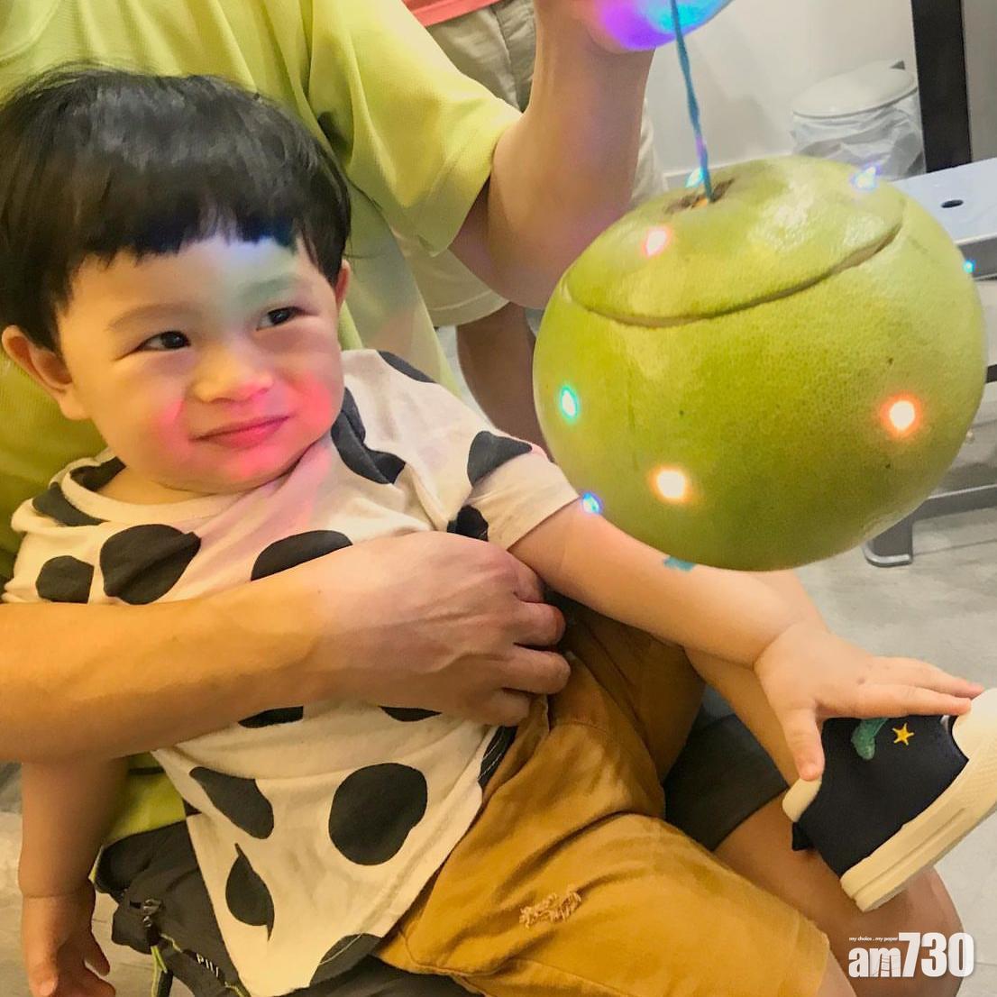 中秋節可以在碌柚中放上可重用的LED燈。