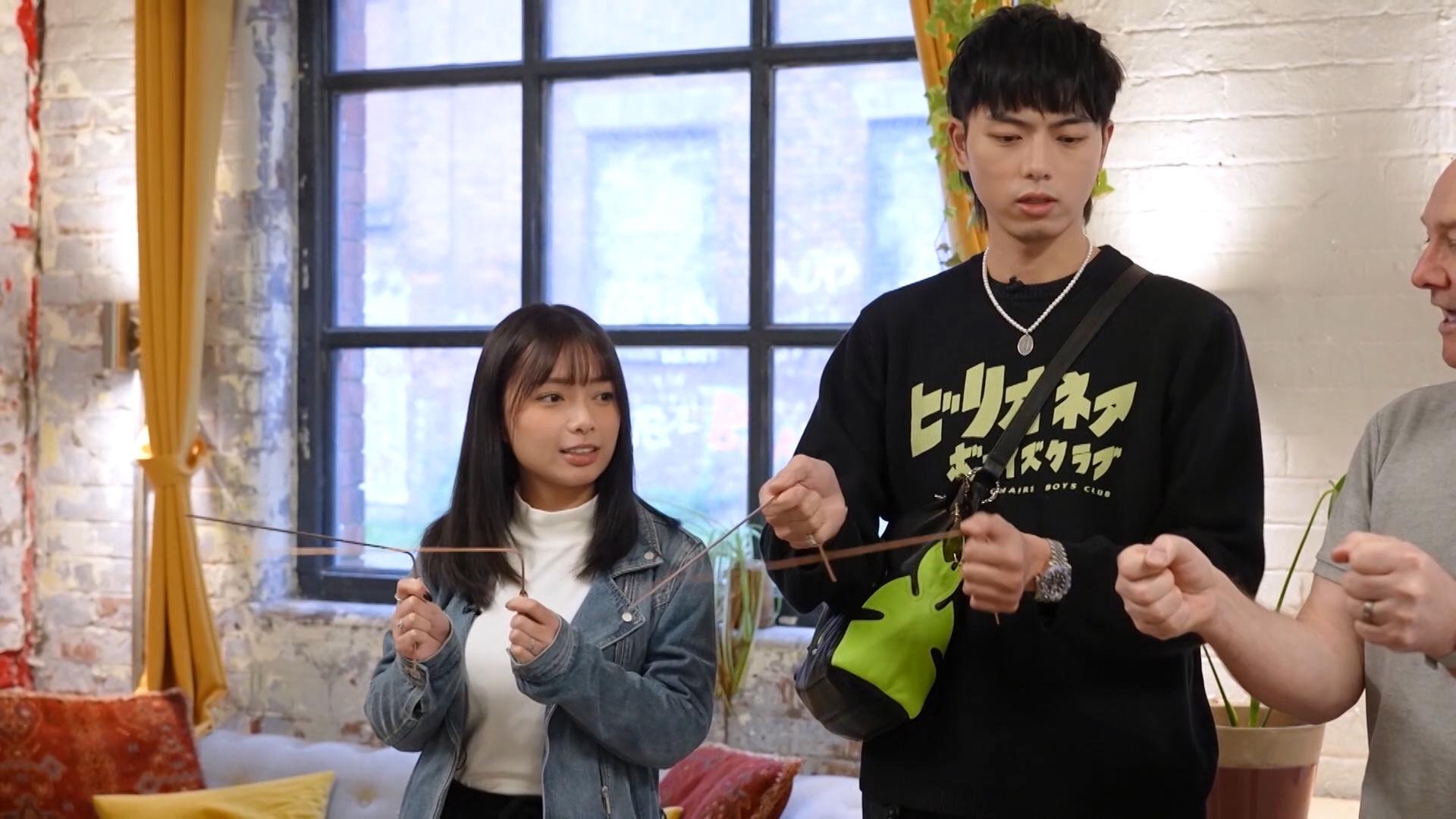 193和Ash學用西式探靈工具。