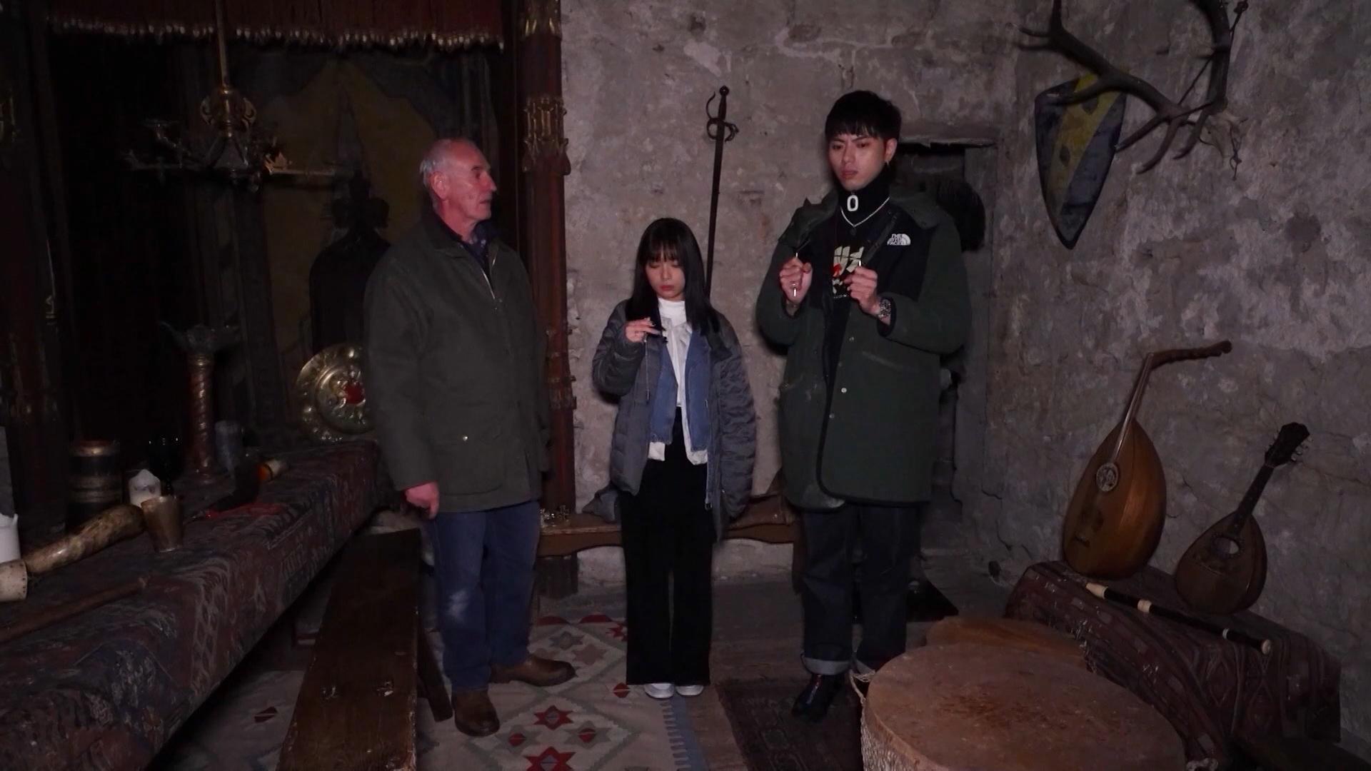 193和Ash用工具與靈體溝通。