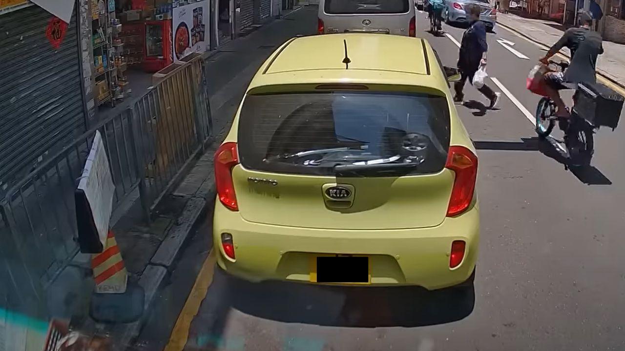 元朗一輛私家車失控剷上行人路,一名途人側身閃避!(Youtube截圖)