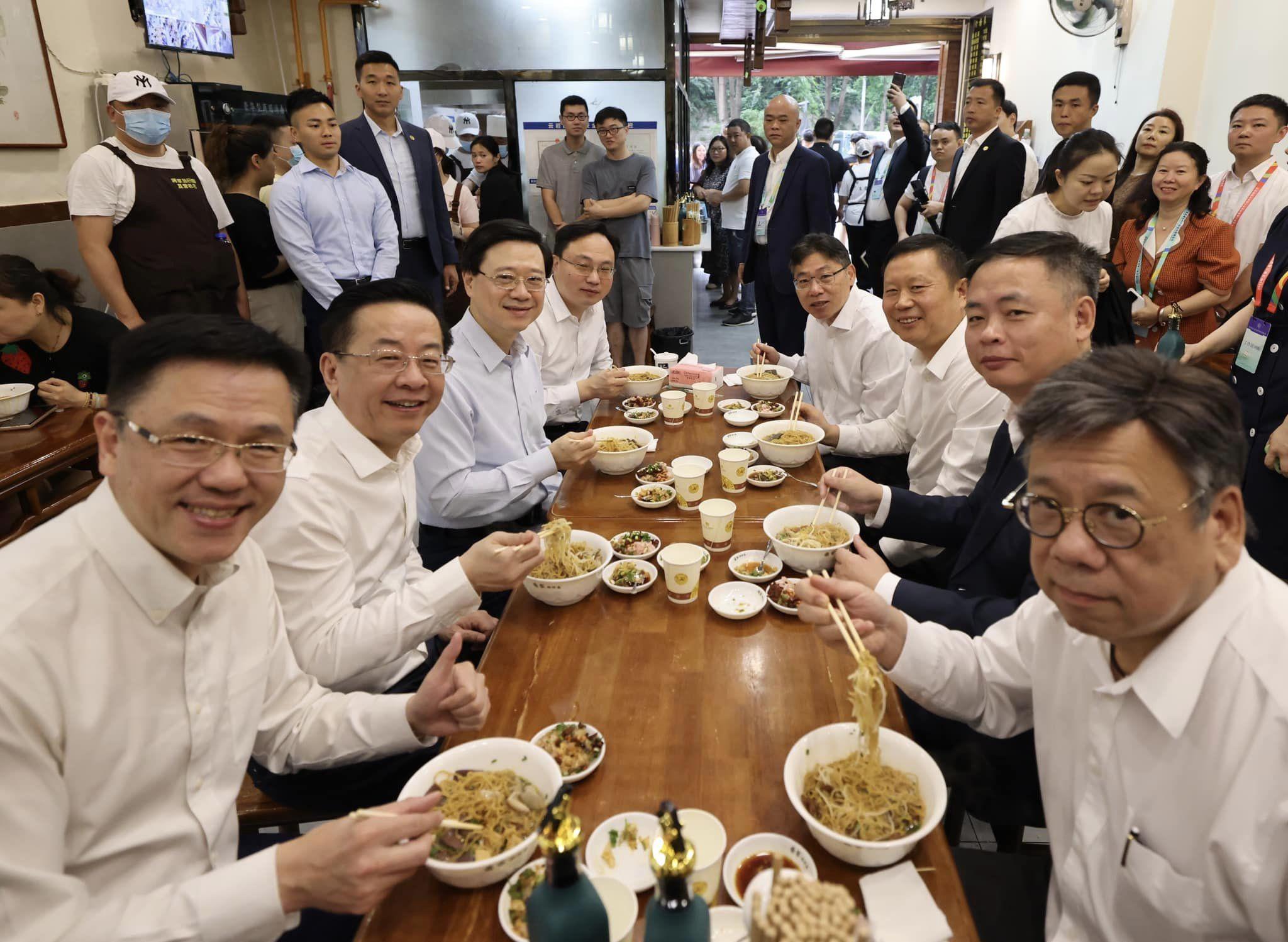 Ray Online|李家超品嘗地道貴州早餐「腸旺麵」