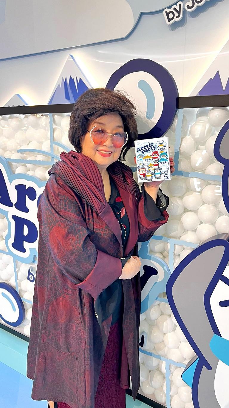 劉鑾雄兒子劉仲學送《Arctic Party》予小鳳姐,感謝她到場支持。