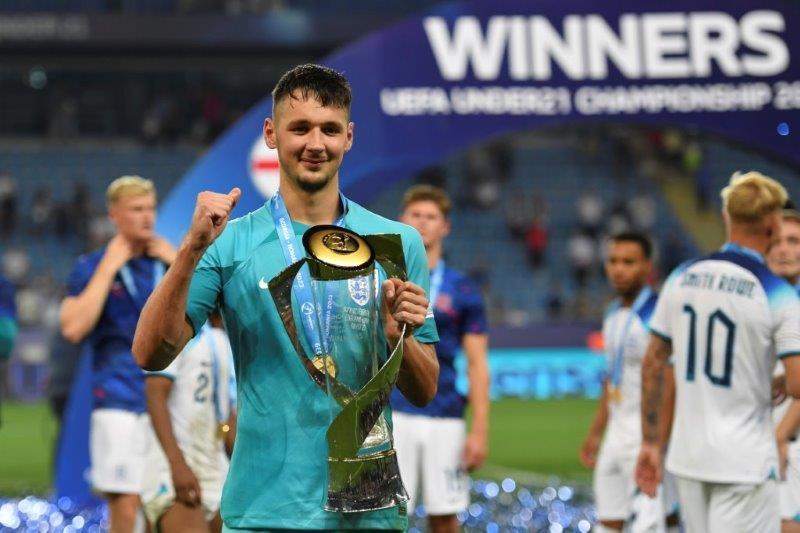 門將查福特在補時至99分鐘「兩撲」關鍵極刑