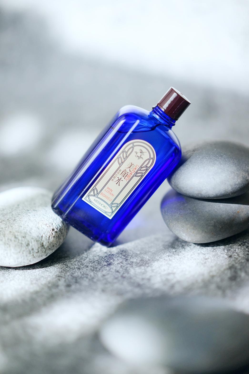 明色美顏水含藥用水光BHA成分,能夠深入毛孔,軟化及溫和溶解老舊角質,代謝深層粉刺。輕輕一抹,即時帶走脫落雜質及老化細胞,平衡肌膚水油。