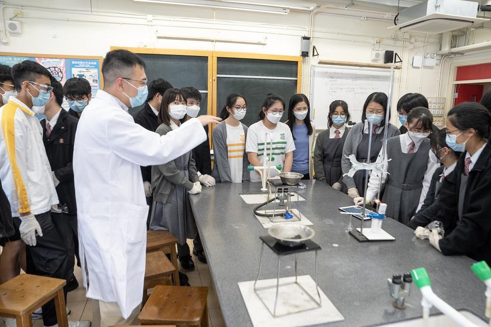 學生了解溫室效應的原理後,利用立體繪圖、雷射切割的技術及編程知識,製造一個智能溫室。