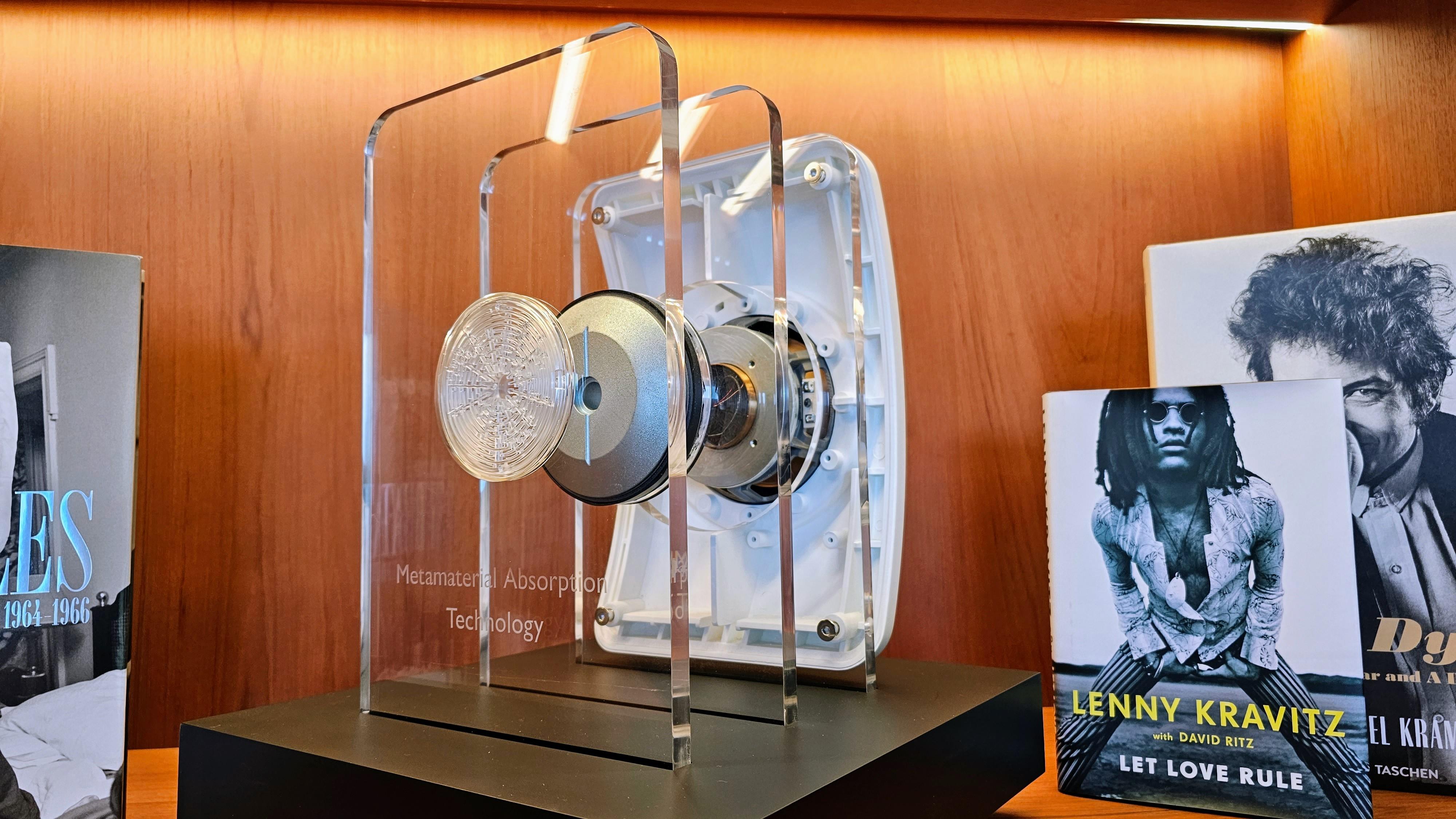 Uni-Q同軸共點單元,後方採用Metamaterial Absorption Technology迷宮聲道吸收諧震。