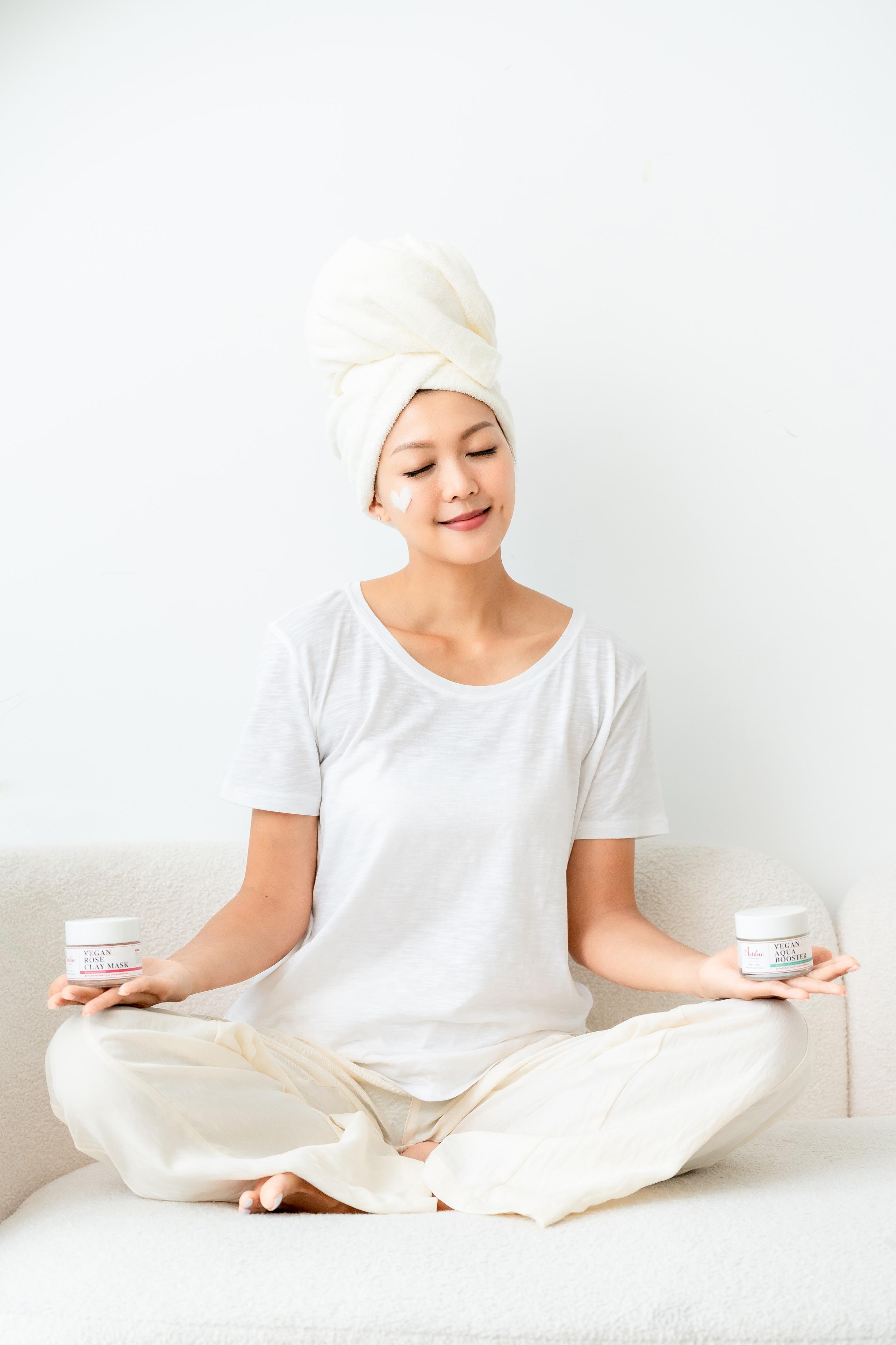 洪永城(Tony)與太太梁諾妍(Inez)創立純素護膚品牌「AMBER be younique」。