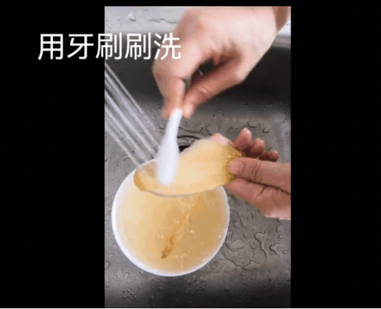 去除多餘的芒果果肉,接著需用牙刷將果核刷至無顏色殘留。