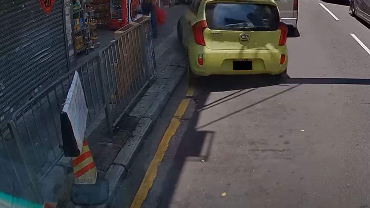 元朗一輛私家車失控剷上行人路,一名途人側身閃避!(Youtube截圖)
