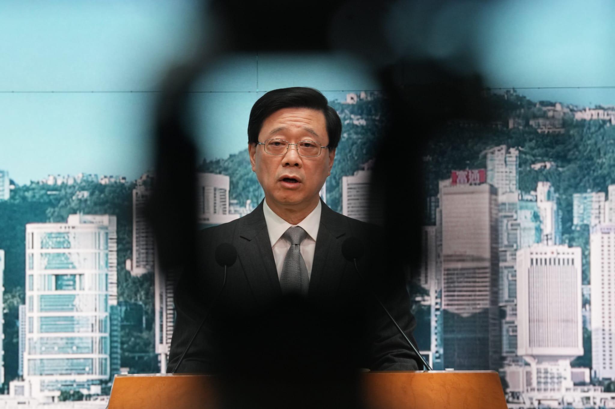 李家超籲市民提供國安通緝犯訊息 稱被通緝者親友亦有資格領懸紅。(陳奕釗攝)