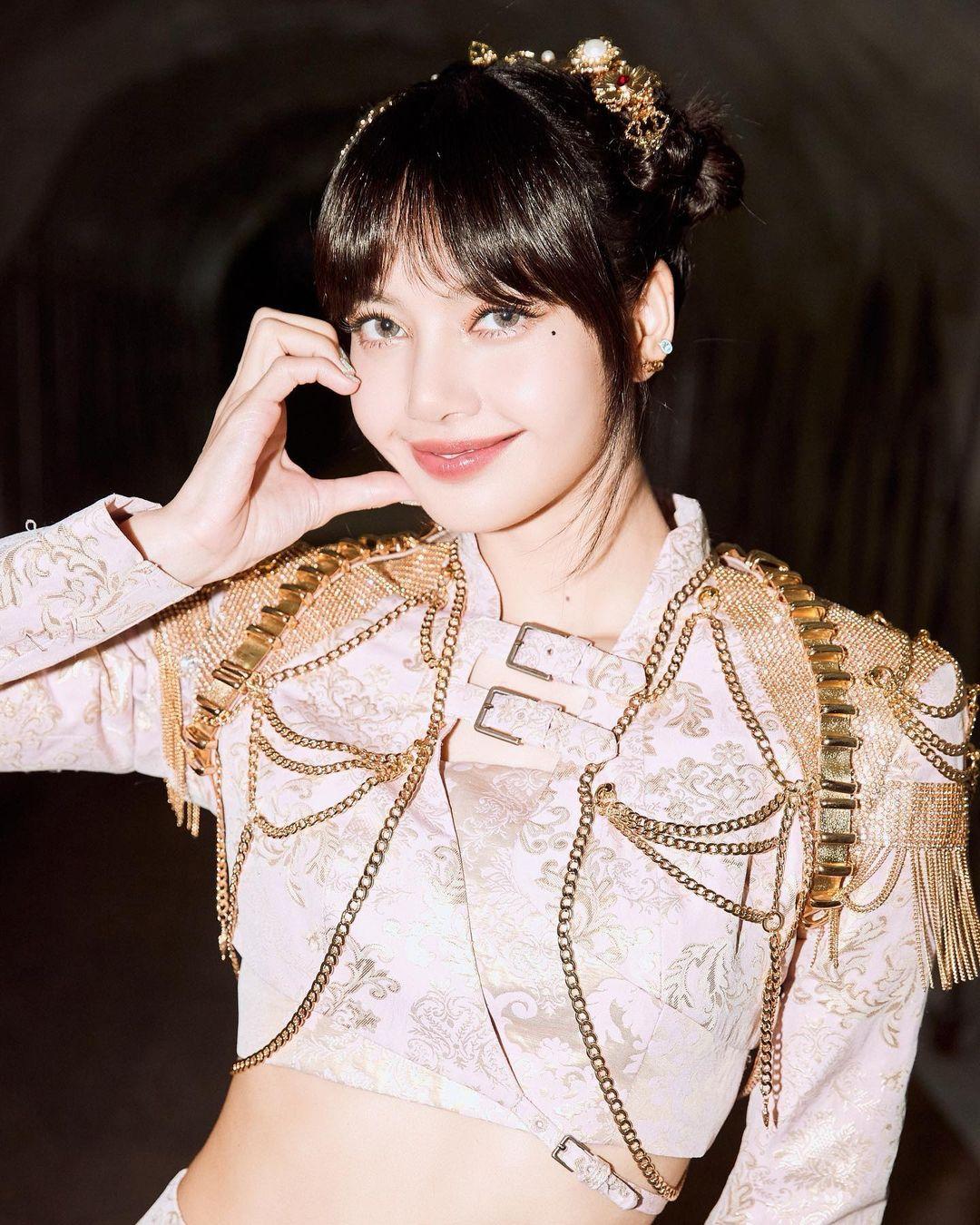 Lisa@BLACKPINK巴黎爆戀情。(@lalalalisa_m)