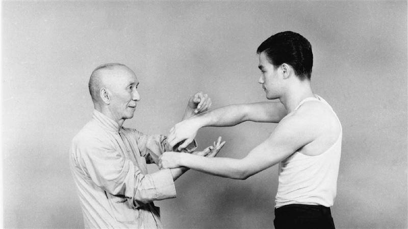 李小龍自小學習太極,到16歲時向葉問拜師學詠春,之後自己創立截拳道。(網上圖片)