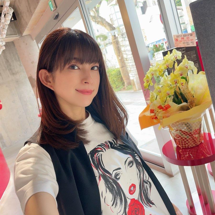 上原多香子近年返回家鄉沖繩生活。