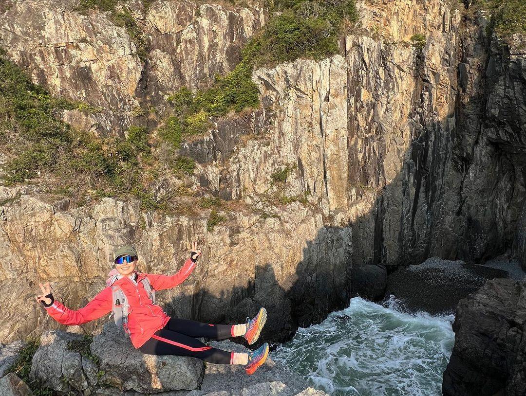 江美儀到歌連臣角探射燈台行山。(江美儀IG)