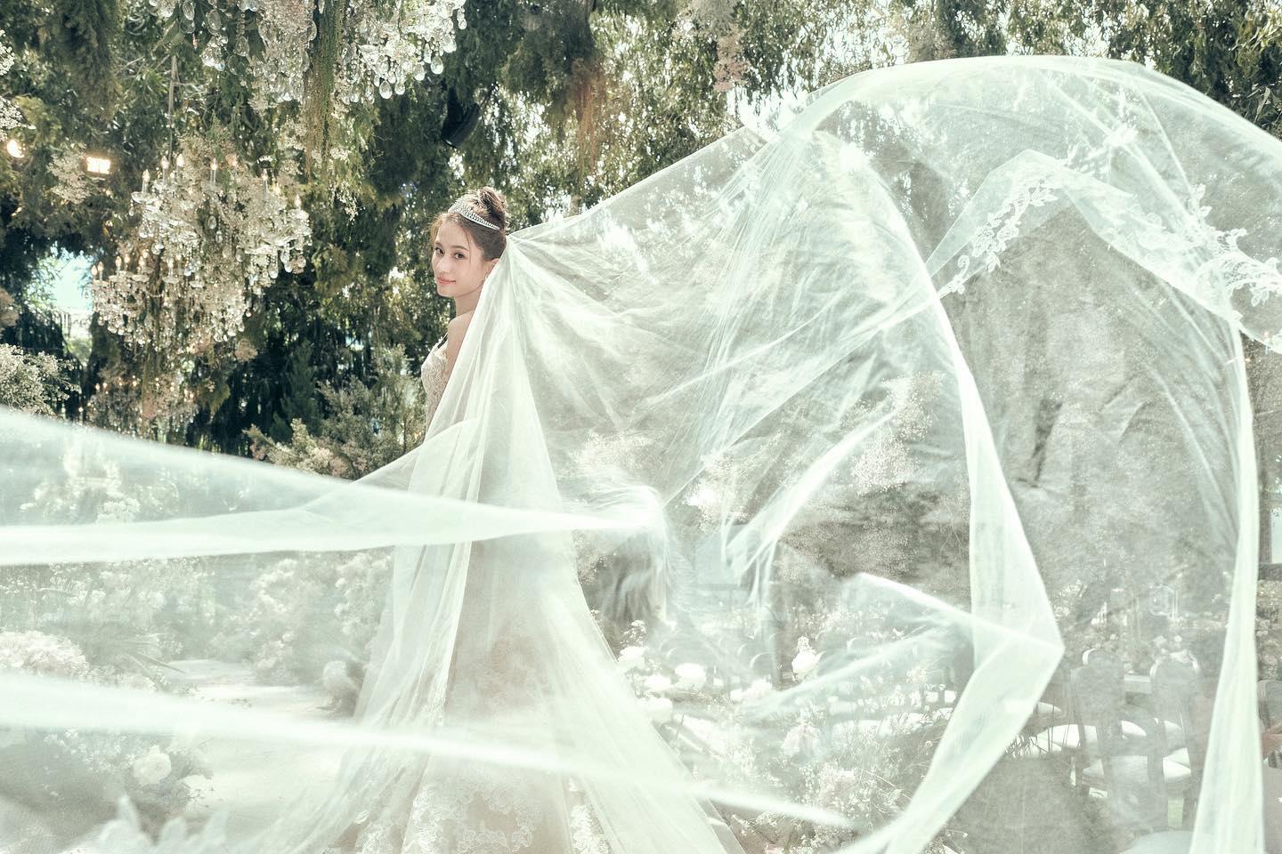 何超蓮與竇驍2023年4月18日在峇里島結婚。(何超蓮FB)