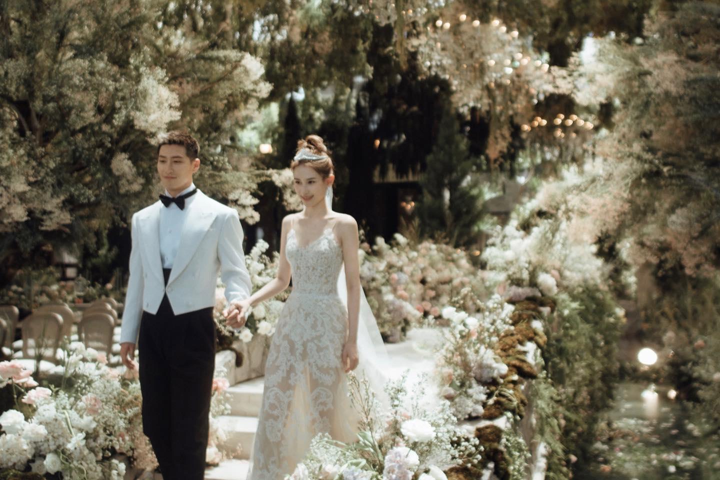 何超蓮與竇驍2023年4月18日在峇里島結婚。(何超蓮FB)