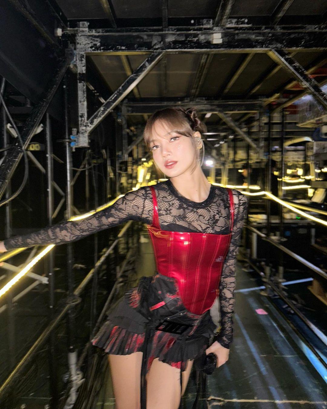 Lisa@BLACKPINK巴黎爆戀情。(@lalalalisa_m)