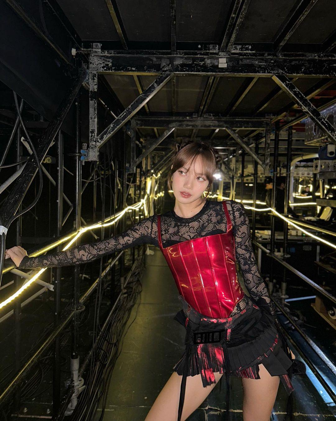 Lisa@BLACKPINK巴黎爆戀情。(@lalalalisa_m)