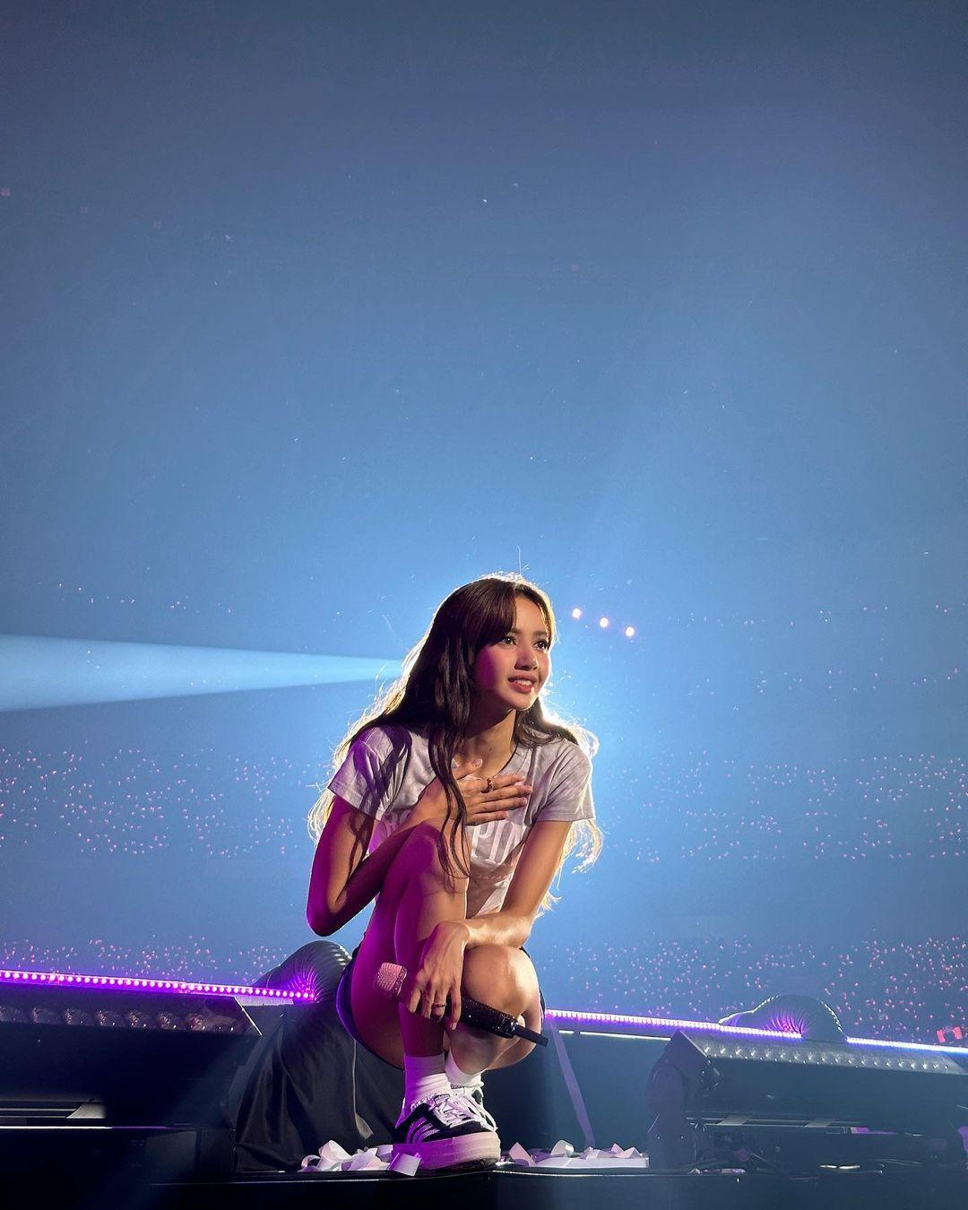 Lisa@BLACKPINK巴黎爆戀情。(@lalalalisa_m)