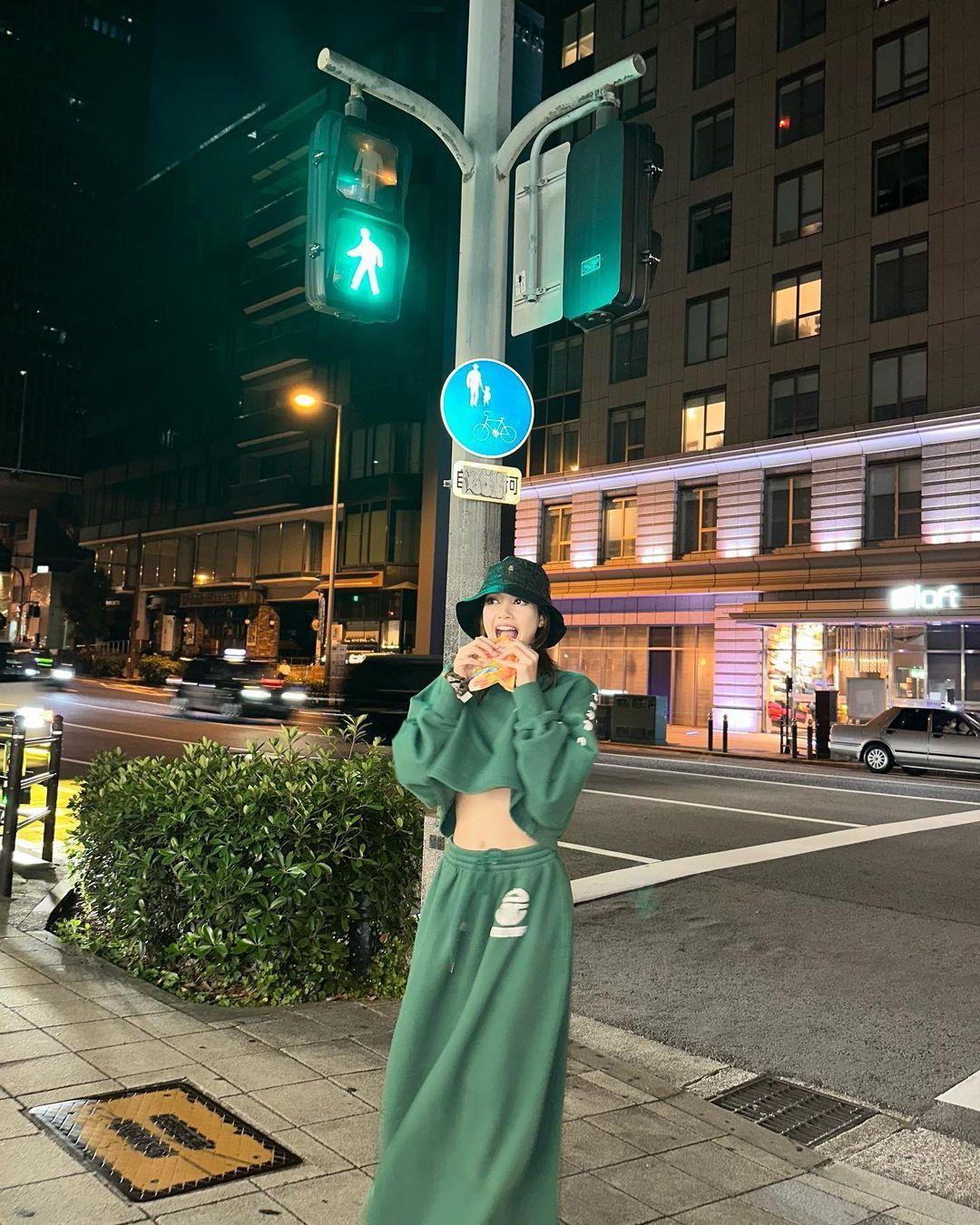 Lisa@BLACKPINK巴黎爆戀情。(@lalalalisa_m)