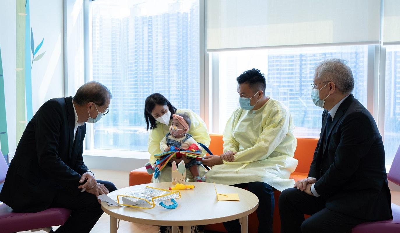 盧寵茂(左一)今日再到香港兒童醫院探望小芷希(左三)。(醫務衞生局FB)
