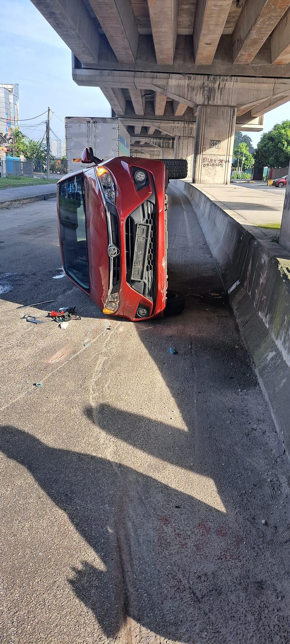 真的愛你|大馬男撞車座駕翻側,獲救時手拿一束花。(互聯網、马铃薯叔叔日志 Uncle Kentang)