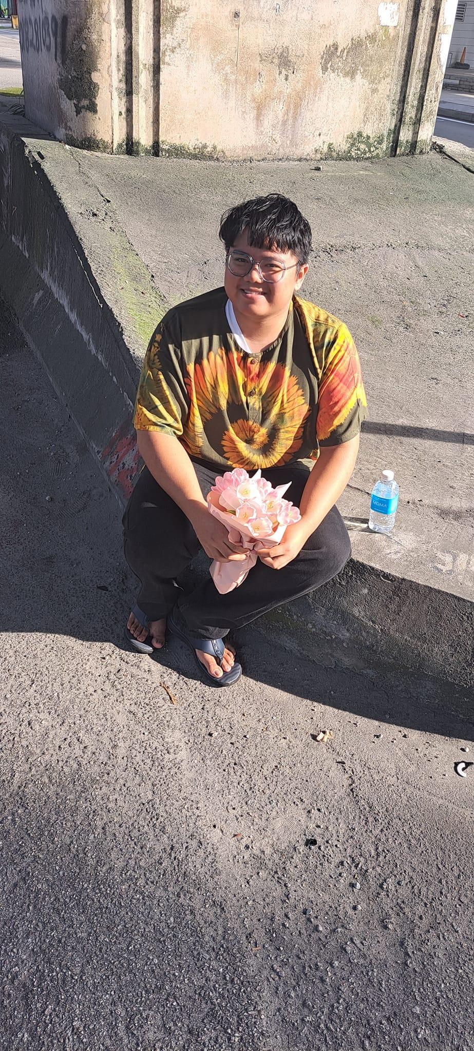 真的愛你|大馬男撞車座駕翻側,獲救時手拿一束花。(互聯網、马铃薯叔叔日志 Uncle Kentang)