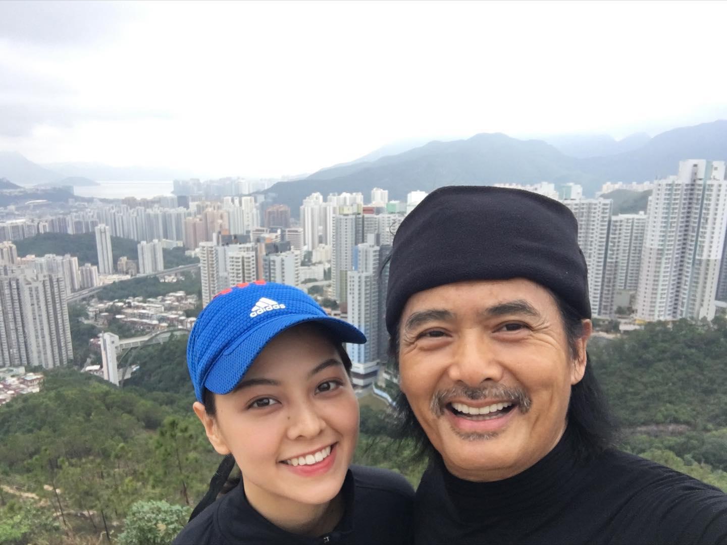 Amy Lo盧慧敏與發哥周潤發在《別叫我「賭神」》合作。(Amy Lo盧慧敏 FB)