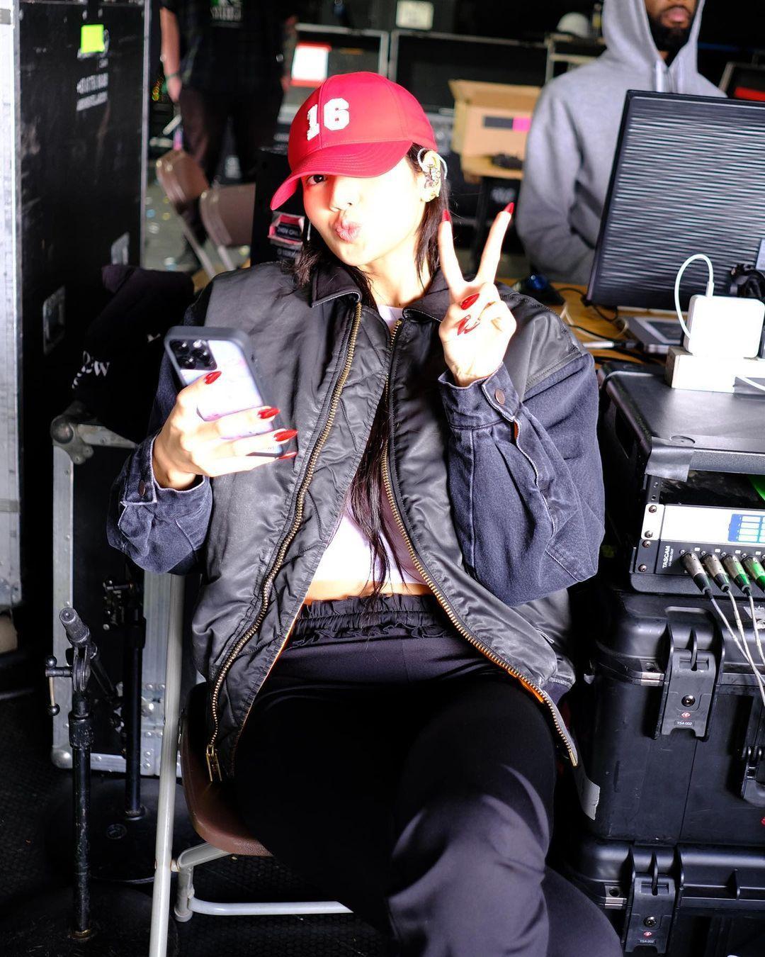 Lisa@BLACKPINK巴黎爆戀情。(@lalalalisa_m)