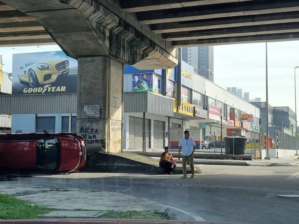 真的愛你|大馬男撞車座駕翻側,獲救時手拿一束花。(互聯網、马铃薯叔叔日志 Uncle Kentang)