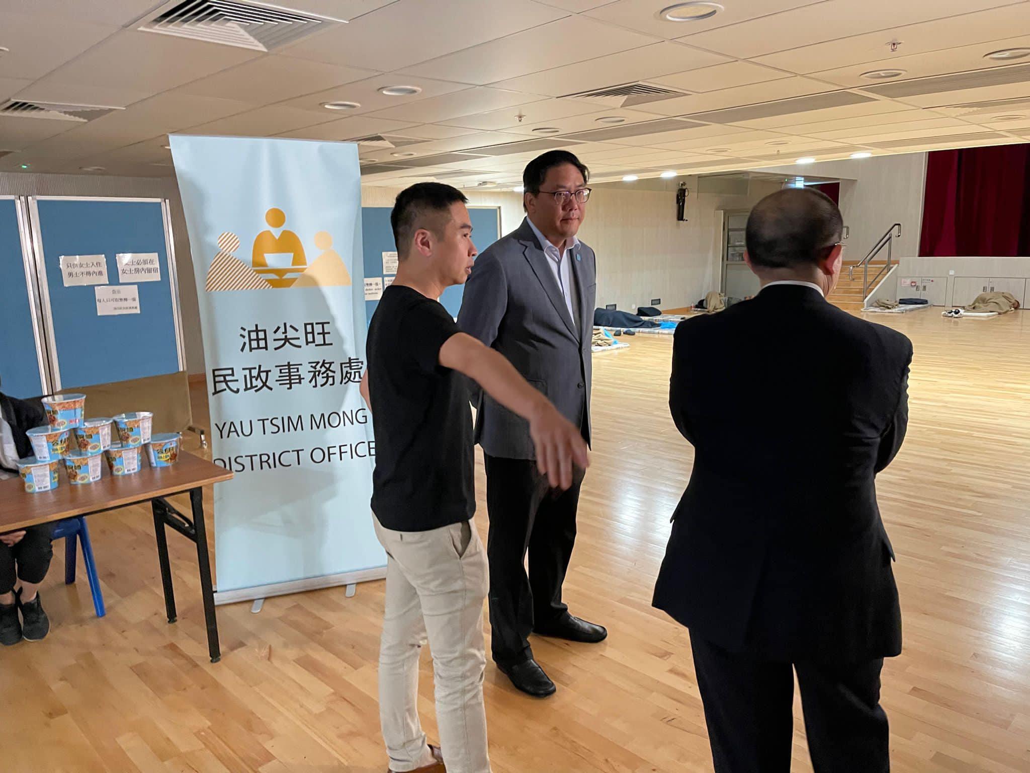 18區關愛隊|荃灣關愛隊當值留守庇護中心 梁宏正到場視察運作 (民政及青年事務局FB)