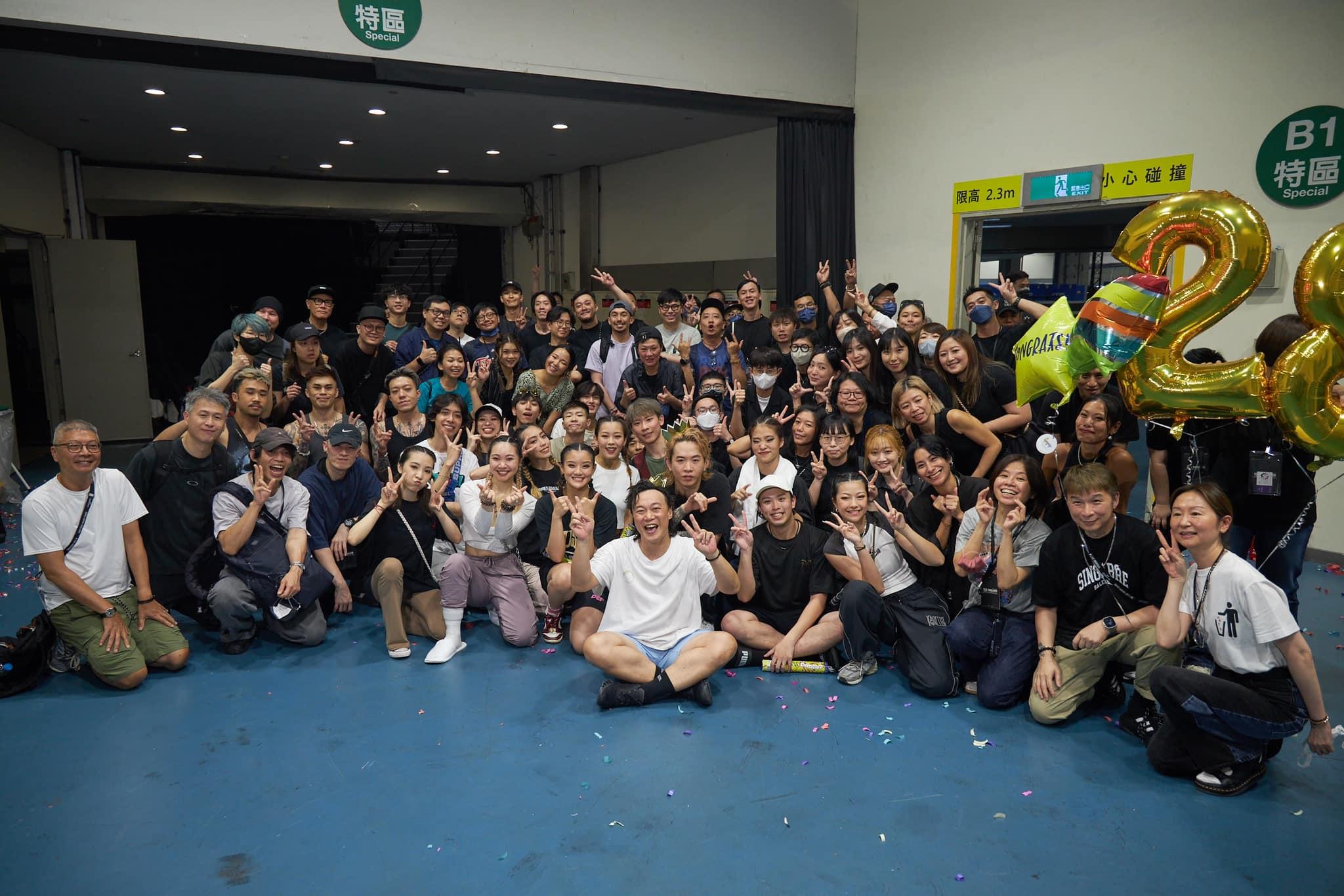 陳奕迅演唱會|Eason被台灣粉絲感動到「摔跤」 喝水表演蹲馬步「電動馬達」實力在線